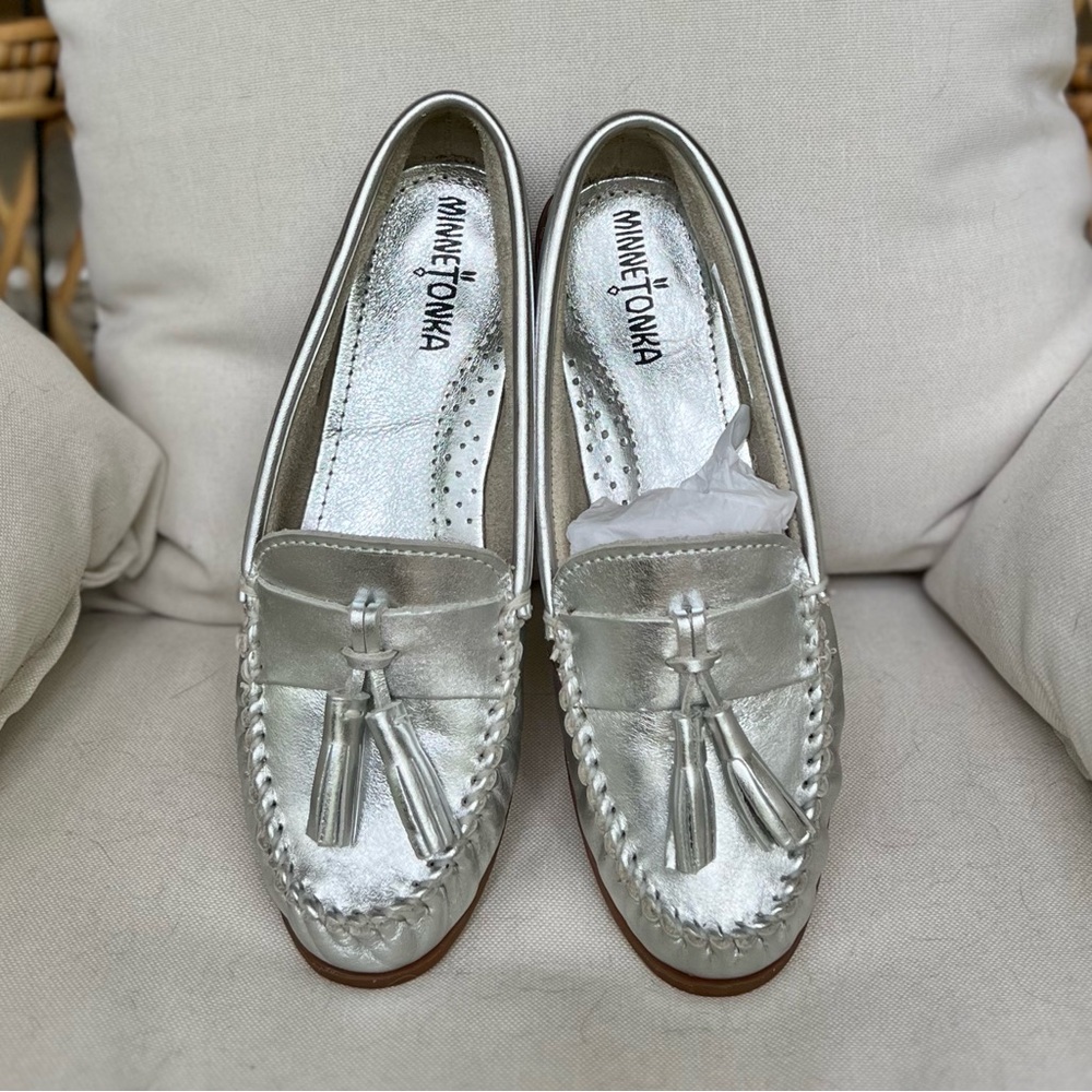 Minnetonka Grace Silver Leather Moccasins NIB